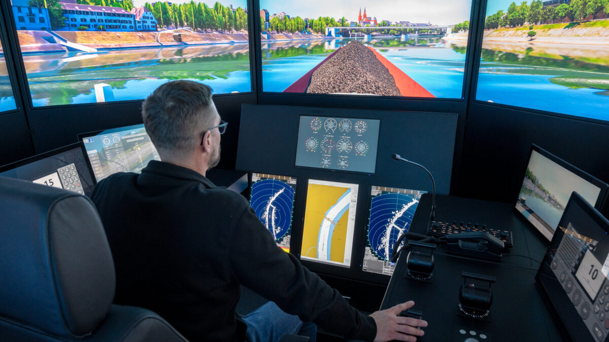 Person im Schiffsführersimulator