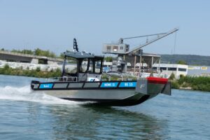 Mehrzweckboot M&Ouml;WE II in Fahrt im Hafen Basel